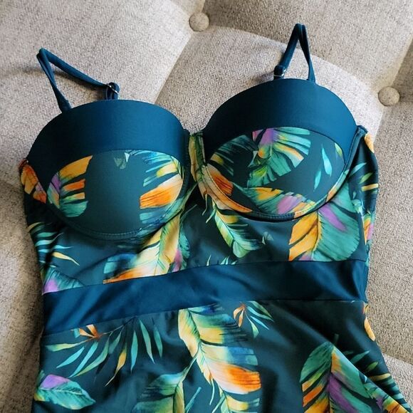 Beautiful Cupshe Swimsuit - Picture 4 of 8